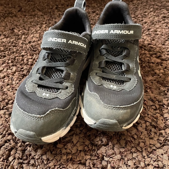 Under Armour boys tennis shoes - Picture 1 of 6